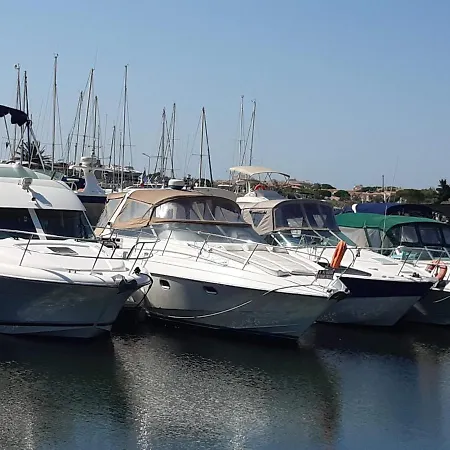 Bateau Au Port Village Naturiste Агд