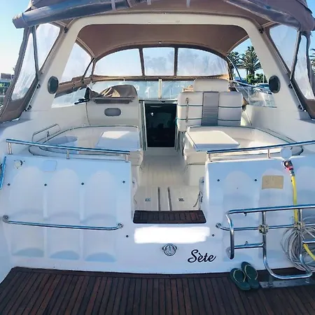 Bateau Au Port Village Naturiste Агд